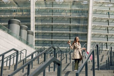 Uzun saçlı mutlu kız komik duruma gülüyor.