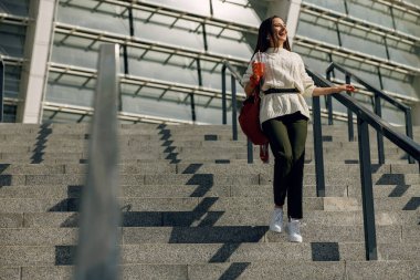 Neşeli genç kadın güneşli bir günün tadını çıkarıyor.