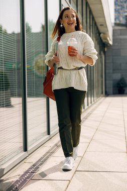 Çekici genç bayan şu anda meşgul.