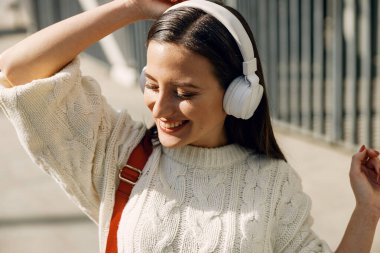 İnanılmaz genç bir kadın yürürken mutluluğu hissediyor.