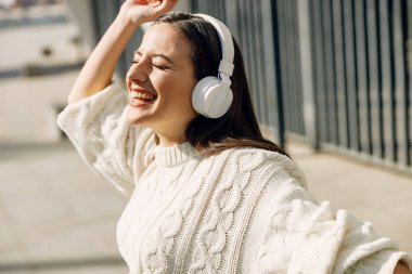 Çekici esmer kız samimi duygularını gösteriyor.