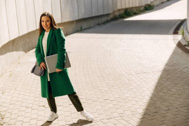 Pozitif mutlu esmer kız kamera poz