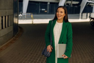 Yakışıklı genç iş kadını ortağını bekliyor.