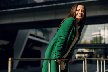 Kamerada poz veren mutlu kadın.