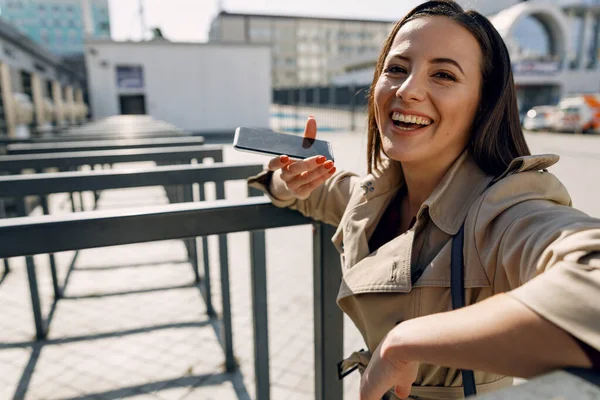 Jeune femme mignonne riant pendant la conversation téléphonique — Photo