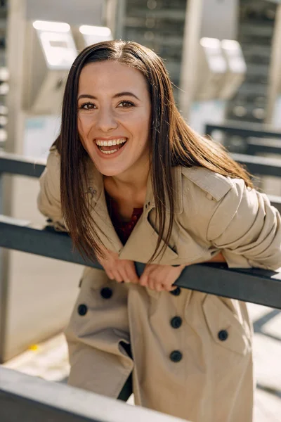 Positiv glad ung kvinna poserar på kameran — Stockfoto