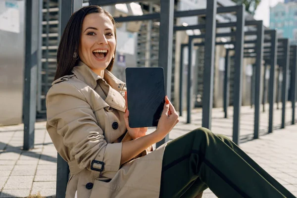 Radostná mladá žena předvádí svůj nový tablet — Stock fotografie