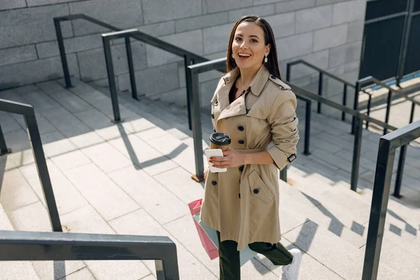 Mulher morena incrível andando após o dia de trabalho — Fotografia de Stock