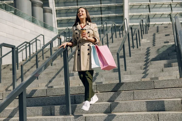 Mulher jovem incrível andando depois de compras bem sucedidas — Fotografia de Stock