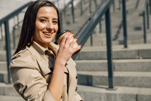 Portret van mooie vrouw die poseren op camera — Stockfoto