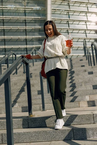 Charmante brünette weibliche Person, die Treppe hinuntergeht — Stockfoto