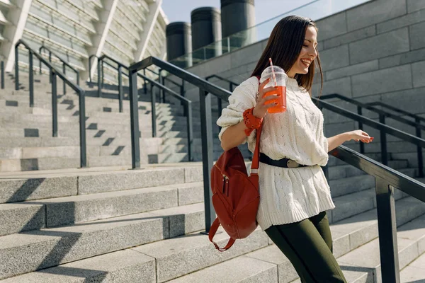 Vacker brunett flicka promenader med stor glädje — Stockfoto