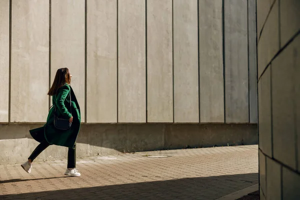 Aktive junge Frau läuft in ihr Büro — Stockfoto