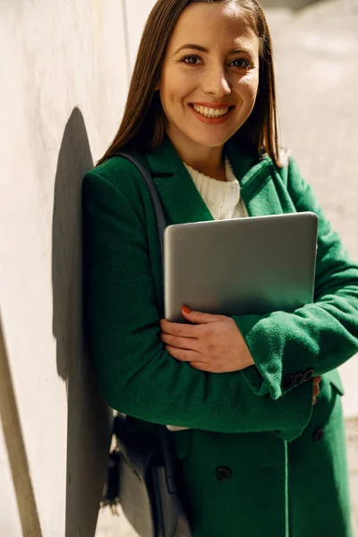 Retrato de mujer complacida que demuestra su sonrisa — Foto de Stock