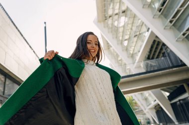 Neşeli esmer kadın kameraya bakıyor.