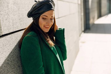 Güneş ışınlarından hoşlanan güzel bir kadının portresi.