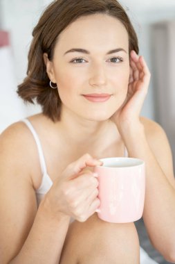 gülümseyen kadın kahve içme