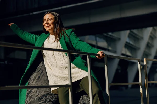 Menina bonito ter humor alegre durante a caminhada — Fotografia de Stock