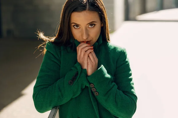 Retrato de mujer complacida que tiro para cartera — Foto de Stock