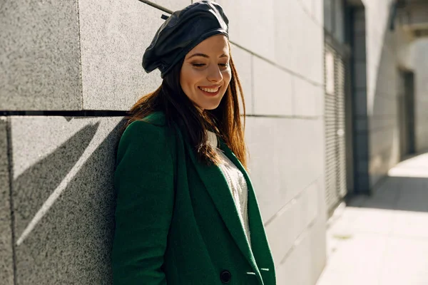 Incrível jovem mulher captura raios de sol — Fotografia de Stock