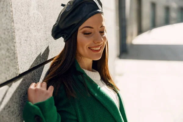 Fechar-se de menina satisfeita que olhando para baixo — Fotografia de Stock