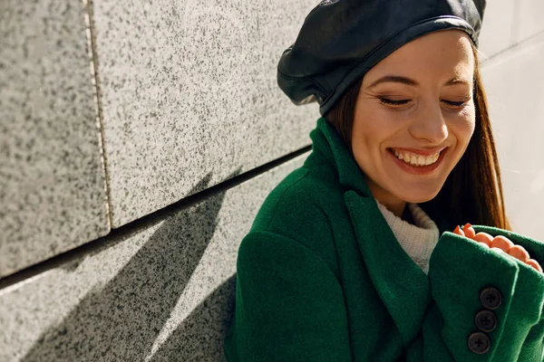 Close up de menina feliz que mostrando seu sorriso — Fotografia de Stock