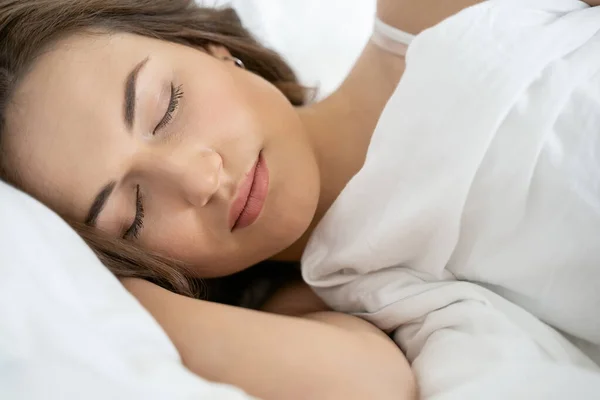 Linda jovencita está acostada en la almohada. — Foto de Stock