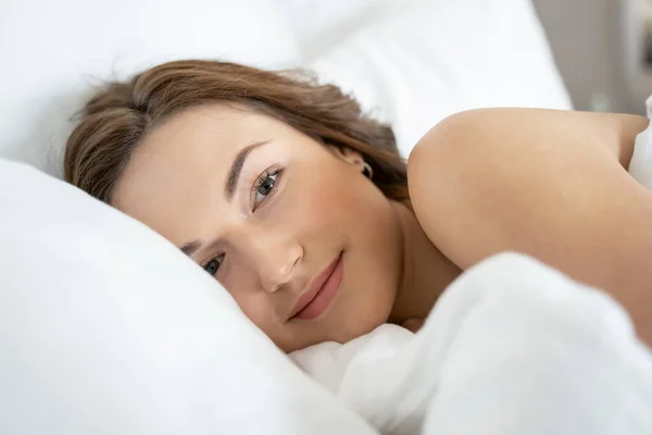 Serene fată în pat uitându-se în fața ei — Fotografie, imagine de stoc