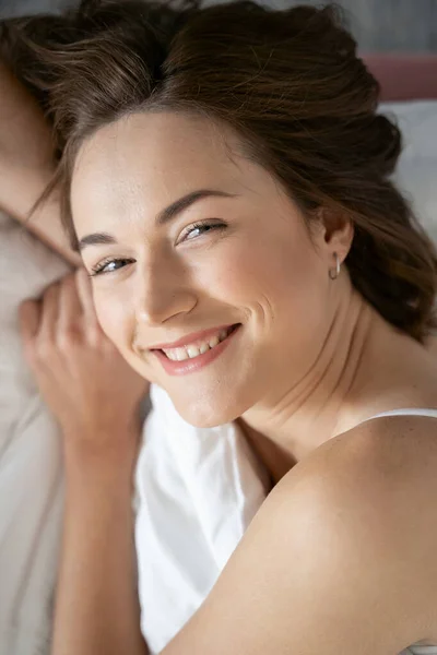 Alto spirito bella giovane femmina rilassante a letto — Foto Stock