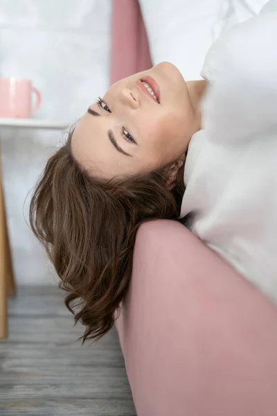 Жінка лежить на спині в ліжку — стокове фото