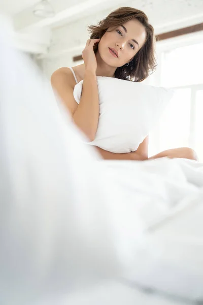 Mujer en la cama mirando delante de ella — Foto de Stock