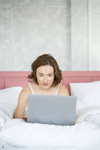 그녀의 노트북 화면을 보고 있는 여성 — 스톡 사진