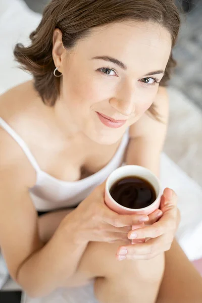 Nöjd dam med en kopp kaffe — Stockfoto