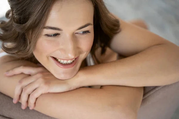 Lindo feliz caucásico joven hembra mirando lejos — Foto de Stock