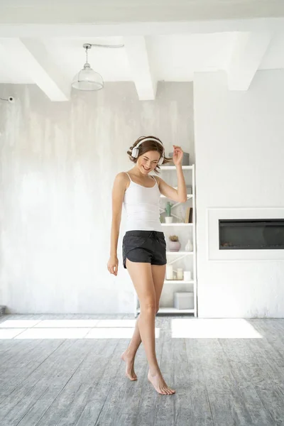 Λευκή νεαρή κοπέλα χορεύει σε ένα δωμάτιο — Φωτογραφία Αρχείου