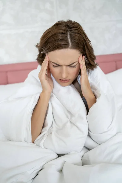 Грустная молодая женщина страдает от обычной простуды — стоковое фото