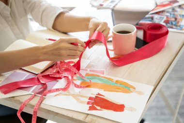 Kadın tasarımcıların elleri bir mezura ile