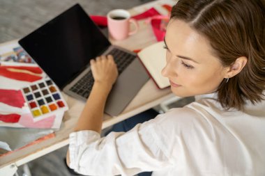 Serene genç tasarımcı bir stüdyoda