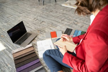 Bir tasarım stüdyosunda çalışan kadın tasarımcı.