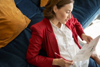 Güzel bayan bir kat planına bakıyor.