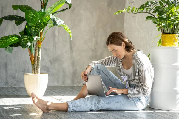 Senhora sentada com um laptop no chão — Fotografia de Stock