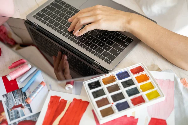 Jóvenes diseñadores de mano escribiendo pn la computadora portátil — Foto de Stock