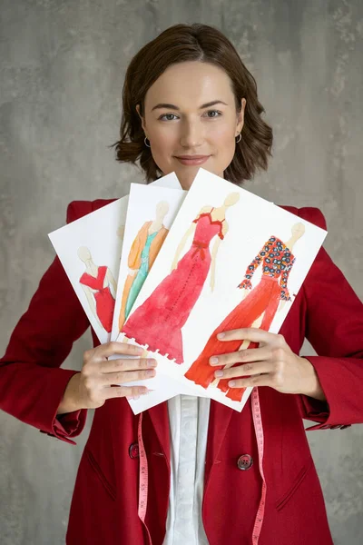 Modern ung modedesigner håller sina skisser — Stockfoto