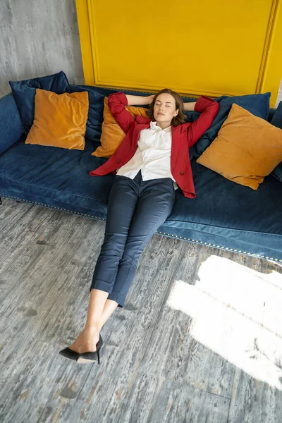 Elegante jovem mulher dormindo no sofá — Fotografia de Stock