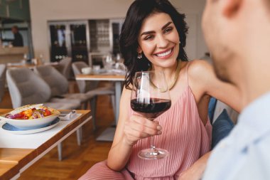 Hoş bir bayan restoranda beyefendiyle vakit geçiriyor.