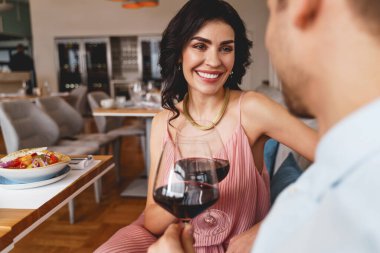 Güzel bayan restoranda beyefendiyle vakit geçiriyor.