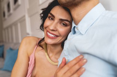 Centilmen omzuna yaslanan ve gülümseyen çekici kadın.