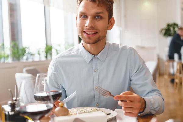 Hezký mladý muž tráví čas v restauraci — Stock fotografie