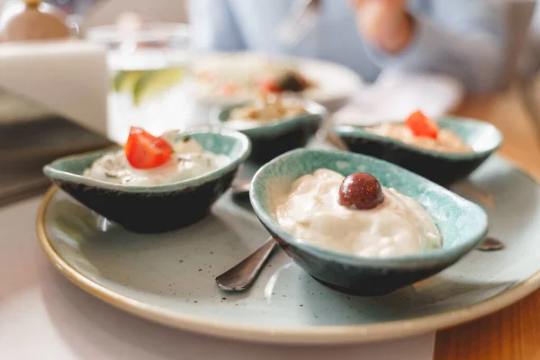 Set de deliciosas salsas en plato en la cafetería —  Fotos de Stock