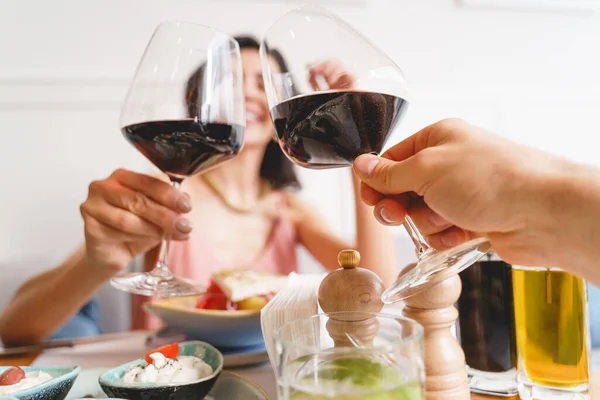 Pani i panowie toasting z czerwonym winem w kawiarni — Zdjęcie stockowe